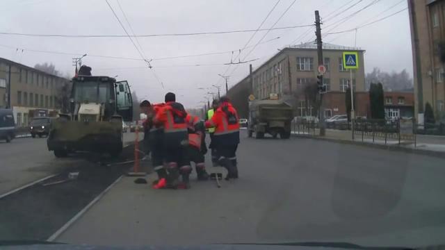 В Смоленске дорожные рабочие устроили массовую драку