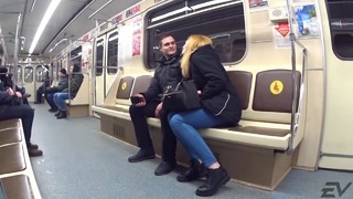 Пранк девушка целует парней в метро. как познакомиться с парнем