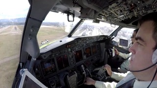 Работа экипажа Боинг 737 на посадке в аэропорту города Сочи