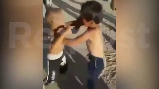 В Узбекистане мужчины снимали на видео драку малолетних детей