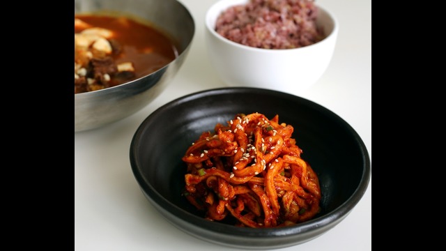 Mumallaengi-Muchim (seasoned dried radish strips: 무말랭이무침)