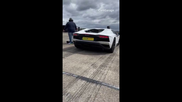 Lamborghini Aventador – Sound and Acceleration