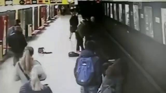 Спасение ребёнка в метро.(Италия, Видео, Слабонервным не смотреть!)