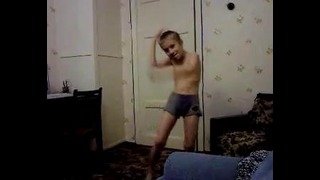 Мальчик танцует тектоник