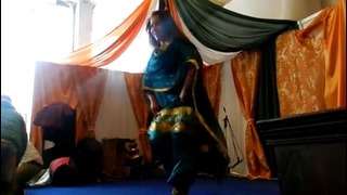 Русская девушка классно танцует на индийский танец
