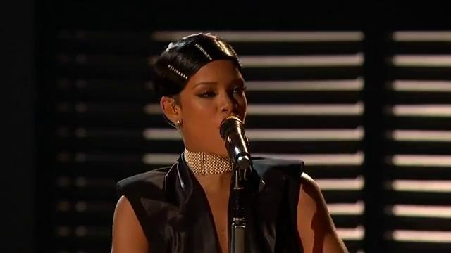 Rihanna – Diamonds (2013 AMAs)