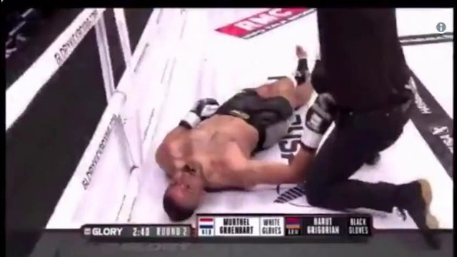 Фонаты атакуют кикбоксера на ринге после спорного нокаута