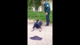 Милиционер пинает лежащую на женщину в Ташкенте