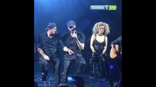 Фанат из Узбекистана спел вместе с Иглесиасом на концерте в Ташкенте