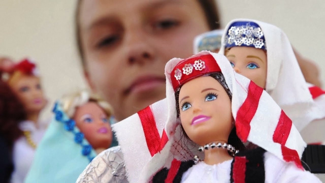 11-летняя девочка одевает Барби в национальные костюмы жителей Боснии