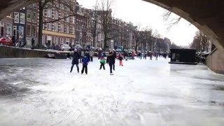 Ice skating on Amsterdam Canals – Schaatsen op de Amsterdamse Grachten