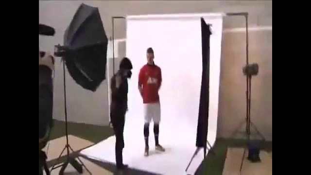 The Unveiling- Manchester United-u0027s 2013-14 home kit