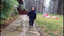 Малыш борется с водой