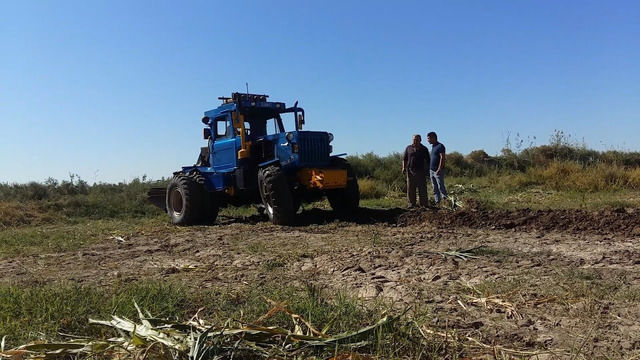 Два жителя бухарского села собрали инновационный трактор