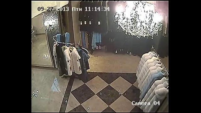 Женщина своровала шубу из магазина