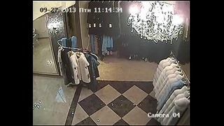 Женщина своровала шубу из магазина