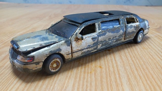 Восстановление игрушечного старого сломанного лимузина