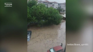 В Турции море поменяло цвет в шторм. Наводнение и гроза сегодня: в Бурсе потоп, в Биледжике град