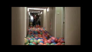 Чудаки: дорожка из шариков