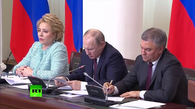 «Нарисовал как курица лапой»: Путин пошутил про свой почерк
