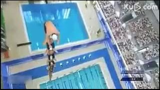 Акробатический прыжок в бассейн