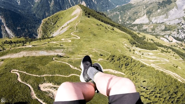 Безумно скоростной полёт в альпийских горах парапланериста
