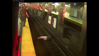 Мужчина упал на рельсы в метро