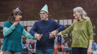 Пожилые актёры играют юных влюблённых на сцене театра в Англии