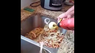 Как быстро почистить яблоко