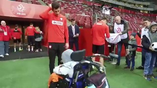 Левандовски с маленьким фанатом в инвалидном кресле перед матчем сборной