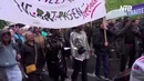 В Париже протестующие подожгли полицейского