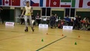 Девушка зажигает на роликах)