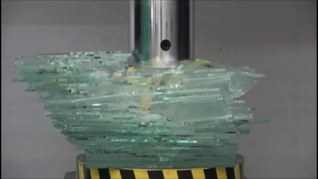 1000 слоев стекла против гидравлического пресса 1000 тонн
