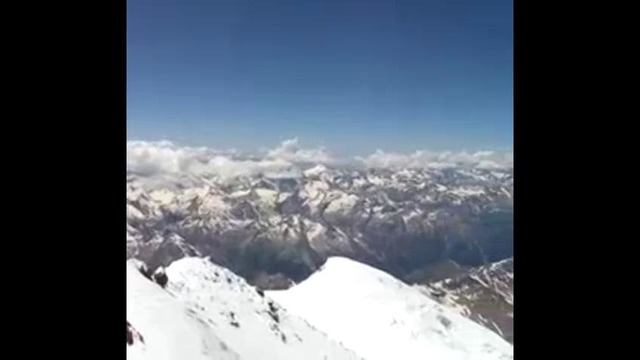 Потрясающий вид с вершины Эльбруса