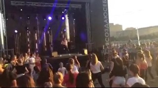 Клёвая Чикуля учит танцевать в парке Горького только порням