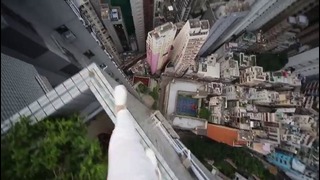 Прогулка по крыше небоскреба в Гонконге, без страховки
