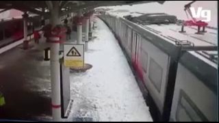 Падение снега на железнодорожной станции