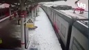 Падение снега на железнодорожной станции