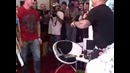 Фёдор Емельяненко пробивает лоу кик журналисту )