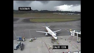 В хвост самолета ударила молния