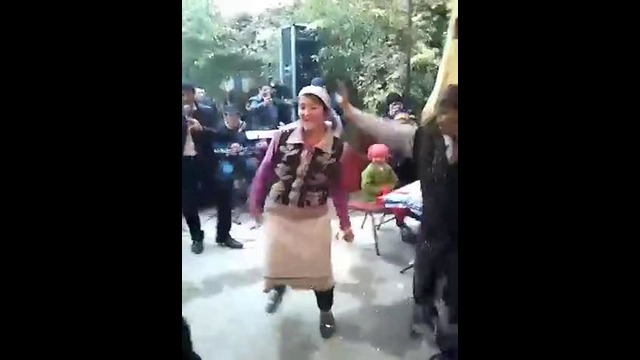 О боже вахахаха тетка зажигает на свадьбе