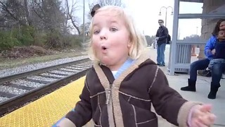 Маленькая девочка в восторге от поезда