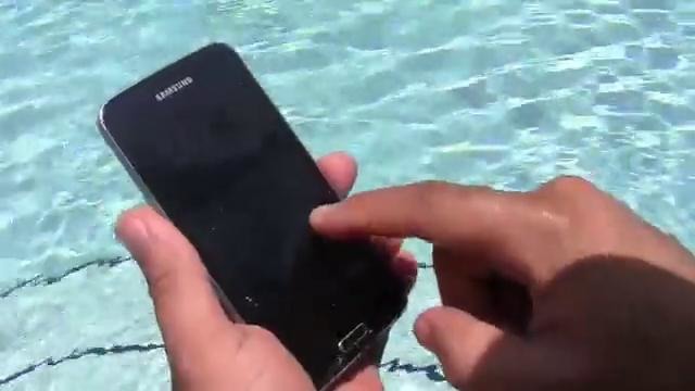 Samsung Galaxy S5 Waterproof Test Under Water Pool Submersion