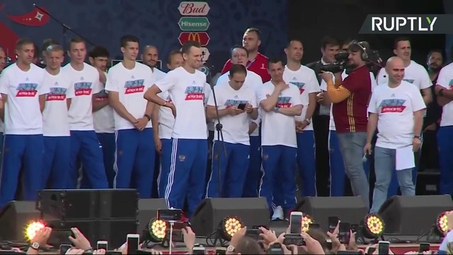 Игроки сборной России по футболу встречаются с болельщиками