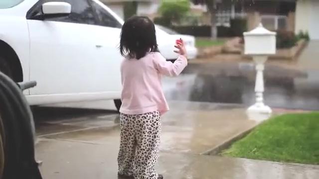 Интернет растрогало видео с азиатской девочкой, впервые увидевшей дождь