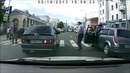 Пешеход перешел дорогу по капоту автомобиля