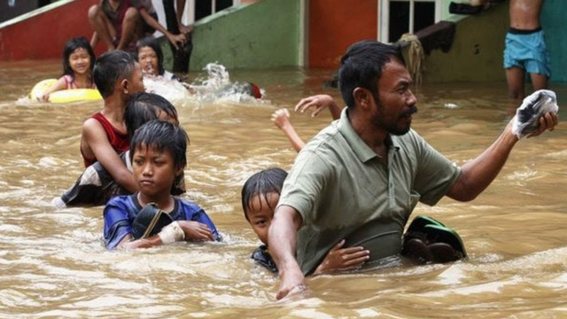 На Индию сошли страшные оползни и наводнение. Тысячи деревень вместе с жителями ушли под воду