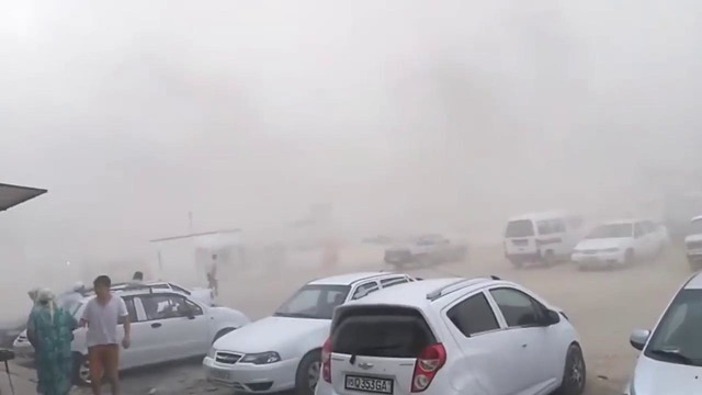 МЧС Узбекистана устраняет последствия бури в Нукусе