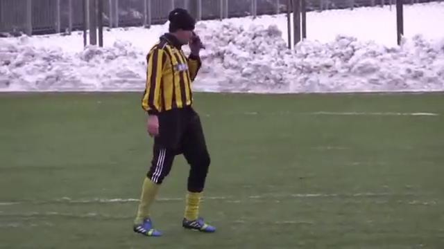 Украинский футболист разговаривает по телефону во время матча