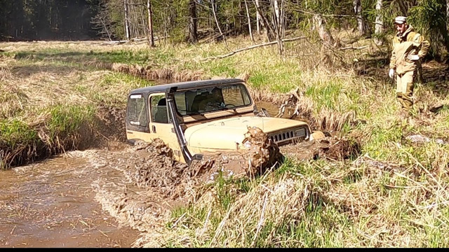 OffroadSPB. Продолжаем пересекать речку, нашли дом бобров